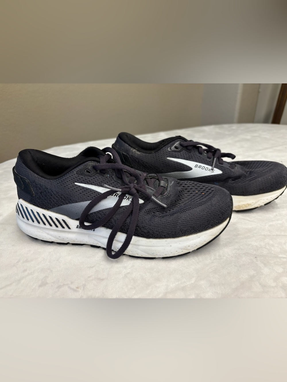 Brooks Sneakers in Size 9